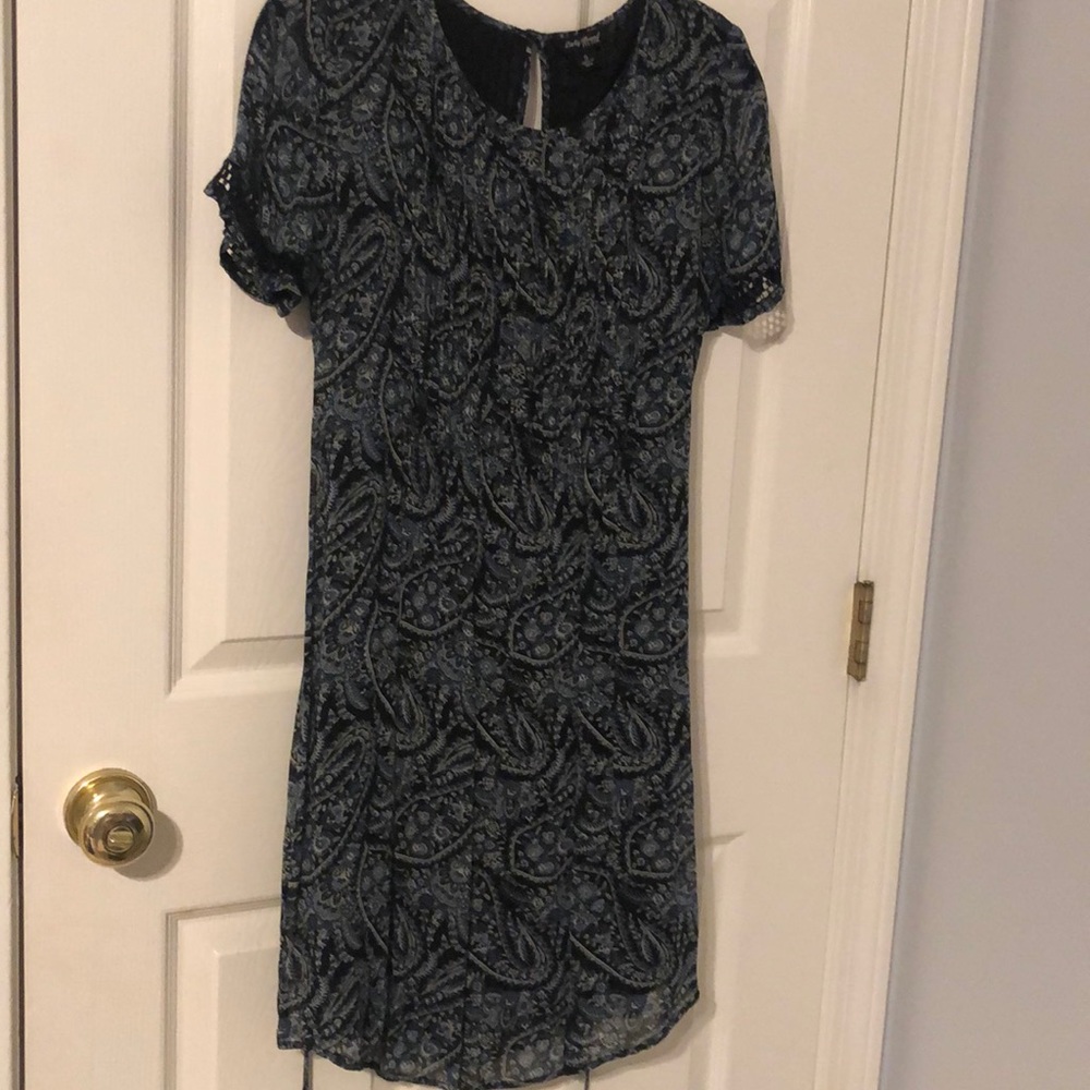 Lucky Brand paisley chiffon cap sleeve tie front dress in blue and black EUC